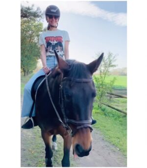 Susan Hoecke Instagram - Das erste Mal die Zügel selber in der Hand!!
(Also nur beim Pferd natürlich ;)