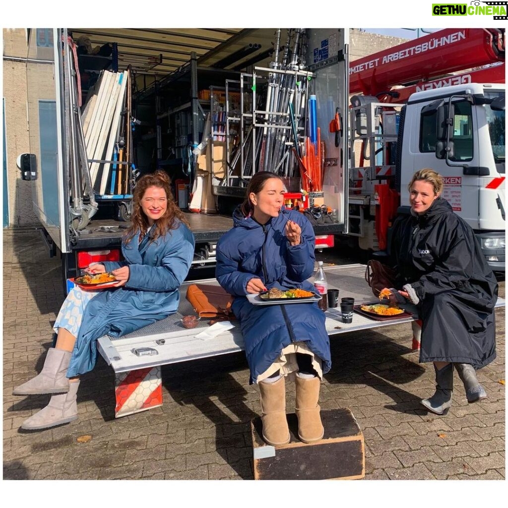Susan Hoecke Instagram - Die 3 Ladies von der Laderampe! #break at #wendehammer 🎬 @moovie_gmbh @meikedroste @linkefriederike_official_ @hansenmanagement