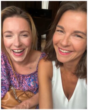 Susan Hoecke Instagram - Reunion! 
@linkefriederike_official_ 💜