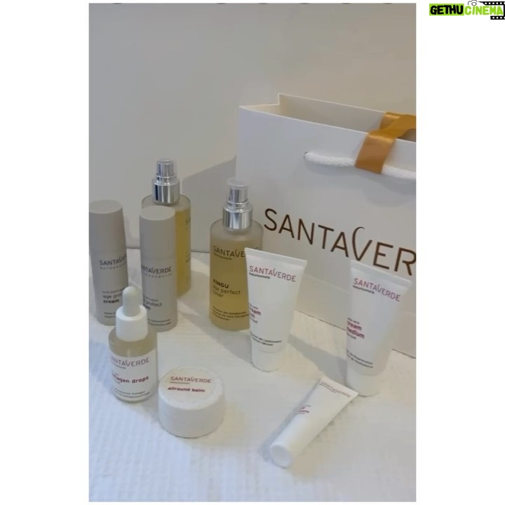 Susan Hoecke Instagram - What made me smile so much!? Swipe left! #gettingready with #santaverdenaturkosmetik by @chackachang for #berlinale 🙏🏻 Berlin, Germany