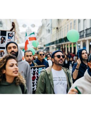 Susan Hoecke Instagram - We hear you 💚🤍❤️ we stand for you! 
#iranprotests #lisbon @womanlifefreedom_portugal #freeiran #mahsaamini #womanlifefreedom 
📸 @stevestills