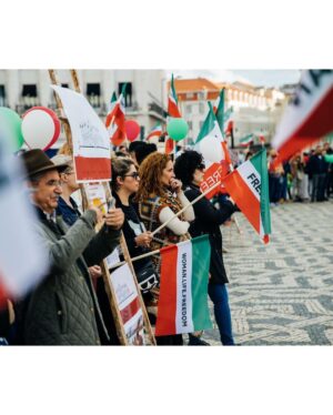 Susan Hoecke Instagram - We hear you 💚🤍❤️ we stand for you! 
#iranprotests #lisbon @womanlifefreedom_portugal #freeiran #mahsaamini #womanlifefreedom 
📸 @stevestills