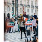 Susan Hoecke Instagram – We hear you 💚🤍❤️ we stand for you! 
#iranprotests #lisbon @womanlifefreedom_portugal #freeiran #mahsaamini #womanlifefreedom 
📸 @stevestills Lisbon, Portugal