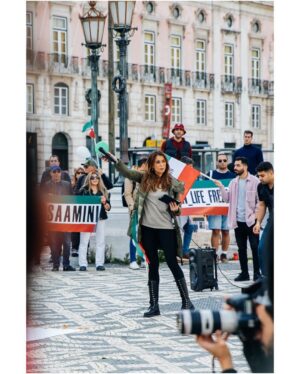Susan Hoecke Instagram - We hear you 💚🤍❤️ we stand for you! 
#iranprotests #lisbon @womanlifefreedom_portugal #freeiran #mahsaamini #womanlifefreedom 
📸 @stevestills