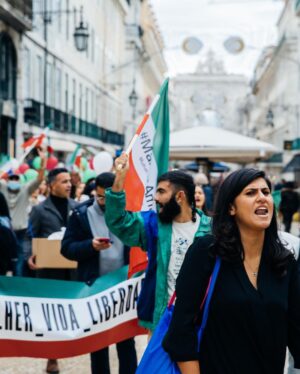 Susan Hoecke Instagram - We hear you 💚🤍❤️ we stand for you! 
#iranprotests #lisbon @womanlifefreedom_portugal #freeiran #mahsaamini #womanlifefreedom 
📸 @stevestills