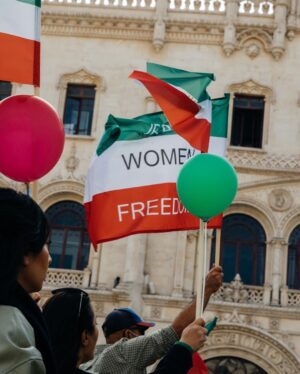 Susan Hoecke Instagram - We hear you 💚🤍❤️ we stand for you! 
#iranprotests #lisbon @womanlifefreedom_portugal #freeiran #mahsaamini #womanlifefreedom 
📸 @stevestills