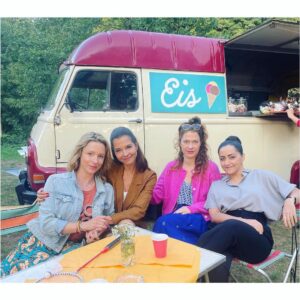 Susan Hoecke Instagram - Wenn die Arbeiten ein Vergnügen ist, wird das Leben zur Freude! 🎬 #wendehammer #season2 #comingsoon #zdf @moovie_gmbh