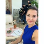 Susan Hoecke Instagram - 2 Wochen sind wir jetzt schon wieder am Drehen! Und ich bin so unendlich dankbar, Franzi auf ihrer Reise weiter entdecken zu dürfen! Danke @anadavilacasting dass ihr mal um die Ecke gedacht habt ;), danke @moovie_gmbh für dieses außergewöhnliche Format, danke an meine wundervollen Kolleginnen @linkefriederike_official_ , @meikedroste und @elmira.rafizadeh ,dass aus Arbeit Freundschaft wurde und vor Allem danke @hansenmanagement ,dass ihr damals an mich geglaubt habt und es auch immer noch tut ☺️💙