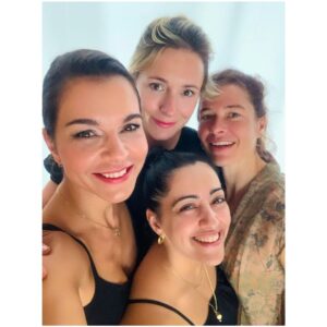 Susan Hoecke Instagram - Nächste Woche geht es endlich los! Wir drehen die 2. Staffel von WENDEHAMMER 🥳
Was glaubt ihr wie es weitergeht? 
#wendehammer #season2 @moovie_gmbh @constantinfilm @hansenmanagement