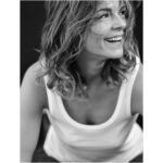 Susan Hoecke Instagram - Dieses Bild hat @peterulimax gestern geteilt und es erinnert mich an Zeiten, an denen ich rundum glücklich war. Seit einigen Wochen habe ich mit dem „Glücklichsein“ etwas zu kämpfen und ich finde es wichtig, auch sowas mal zu teilen! Ich glaube wir zeigen hier manchmal ein „falsches Bild“ von uns - da kann ich mir nur selber an die eigene Nase fassen! Ich wollte hier eben nie zu privat sein und Euch da draußen lieber unterhalten mit den schönen und witzigen Dingen des Lebens… Aber es gibt nun mal auch Zeiten wo nicht alles so läuft, wie man es sich vorstellt. Mein kleiner Unfall hat mich dann doch mehr aus der Bahn geworfen, als ich anfangs dachte. Ich konnte Nächte lang nicht schlafen, hatte nach der O.P. Schmerzen ohne Ende, die ich letztendlich nur mit Schmerzmittel in den Griff bekam. Ich hatte eine stete Unruhe in mir, da ich den Dingen nicht mehr nachgehen konnte, die mir wichtig waren und hab dadurch mich und meinen Körper unter Druck gesetzt. Der Unfall hatte in Vielem auch sein Gutes, aber selbst mir; der es eigentlich immer gelingt nur das Positive zu sehen; fiel dies in manchen Momenten schwer… Was ich sagen will: wenn ihr euch nicht gut fühlt, drückt es nicht weg, sondern gibt dem Raum und hört hin was der Körper euch sagen will! Ihr müsst nicht immer funktionieren, sondern nehmt euch die Zeit und geht liebevoll mit euch und aufmerksam mit euren Gedanken um, denn diese kreieren unsere Erfahrungen und sind der Schlüssel zum Glück ❤️