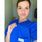 Susan Hoecke Instagram - Tonight 📺 mal wieder als Ärztin unterwegs! Nach meinem kleinen Unfall, weiß ich es um so mehr zu schätzen, was Ärzte für eine unglaubliche Arbeit leisten! 🙏🏻 „Alma“ übt sich darin noch, um 20.15 Uhr im ZDF! Bis nachher 💙 @bavariafiction @hansenmanagement @zdfmediathek
