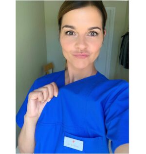 Susan Hoecke Instagram - Tonight 📺 mal wieder als Ärztin unterwegs! Nach meinem kleinen Unfall, weiß ich es um so mehr zu schätzen, was Ärzte für eine unglaubliche Arbeit leisten! 🙏🏻
„Alma“ übt sich darin noch, um 20.15 Uhr im ZDF!
Bis nachher 💙
@bavariafiction @hansenmanagement @zdfmediathek