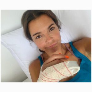 Susan Hoecke Instagram - Manchmal kommt einfach das Leben dazwischen und verordnet einem ne Auszeit! Alle die mich kennen, wissen wie schwer mir das fällt! 
Und das ist auch der einzige Grund sich zu Sorgen!! ☺️ Hab ansonsten ganz wundervolle Menschen um mich herum, die sich kümmern ❤️
Aber falls ihr tolle Buchtips oder Serien habt, die ihr empfehlen könnt, gerne her damit!