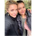 Susan Hoecke Instagram - Darf ich vorstellen: meine Nachbarin Nadine Jacobi (gespielt von @linkefriederike_official_ )! Unser Sonnenschein und Freigeist im Wendehammer, immer auf der Suche nach Körperkontakt, leicht sprunghaft, Zuverlässigkeit ist nicht ihr zweiter Vorname, vom ganzen Chaos in und um ihr herum mal ganz abgesehen… Würde natürlich niemals zugeben, dass ich sie ab und an dafür bewundere! Franzi. Bis gleich 🙌🏻 #wendehammer #dramedy #heute 20.15 📺 #zdf @moovie_gmbh @constantinfilm