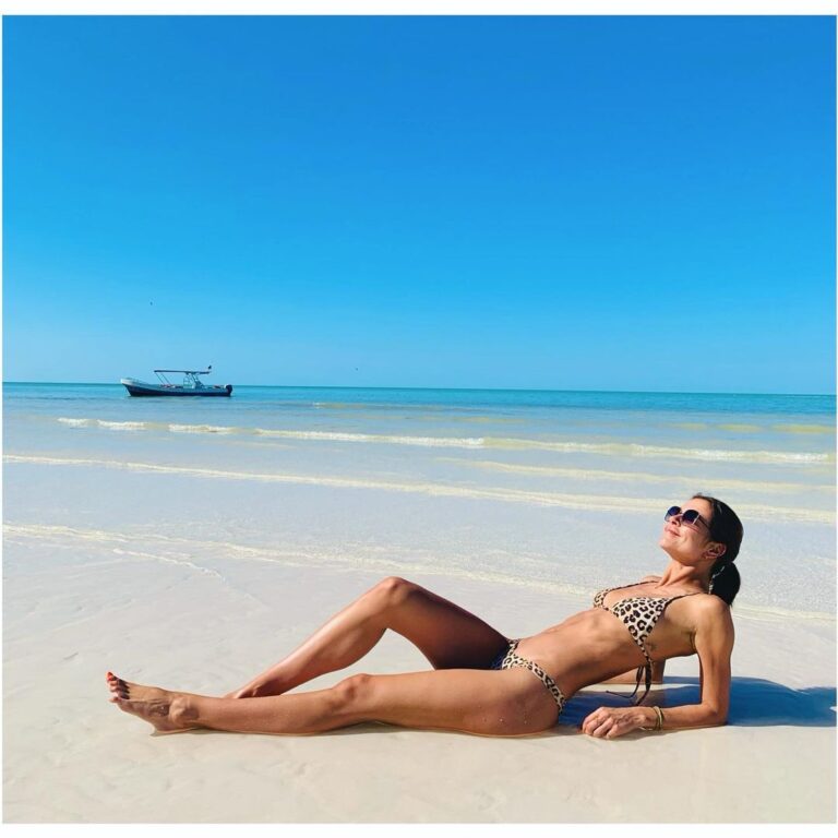 Susan Hoecke Instagram - Thinking about the best way, how to conserve as much sun and ocean as possible for my return to Germany! Tips are welcome! #mexico #miamor #stranded México