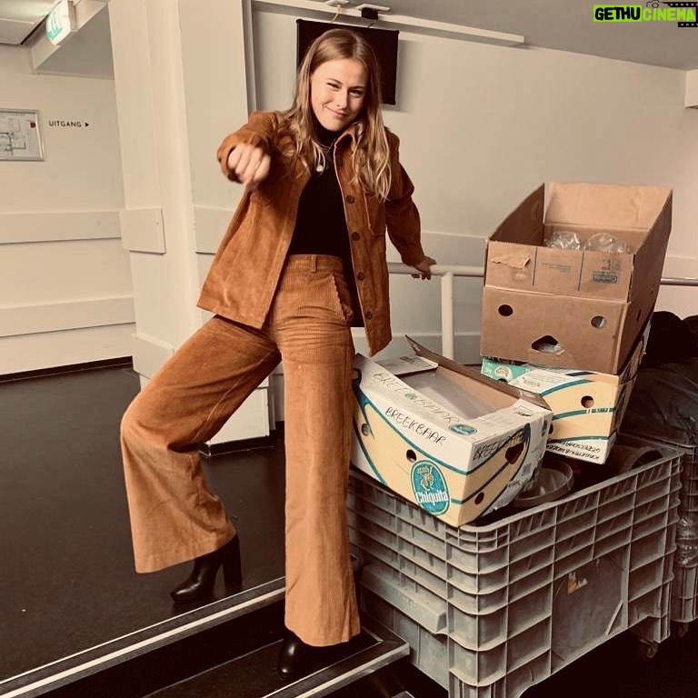 Susan Radder Instagram - Pas op: BREEKBAAR.. dan heb ik het over m’n enkels in de deze veel te hoge hakken.. #keizersvrouwen