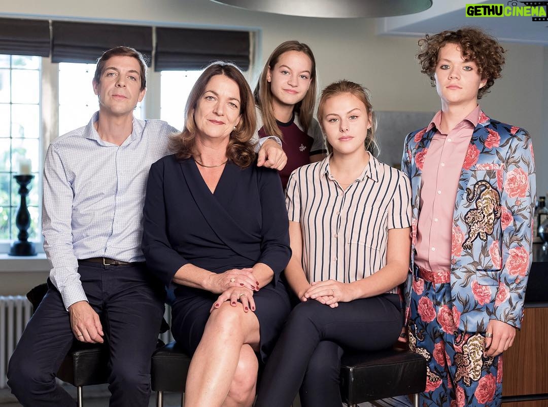 Susan Radder Instagram - La Fam Larooij, gister eerste afl. van Oogappels. Kan je nu gewoon terug kijken op NPO start. Heb je nou zin in meer kan je ook alvast de tweede kijken om er in te komen! #leukhe