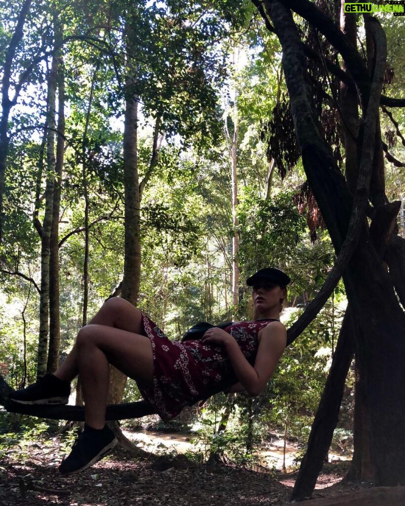 Susan Radder Instagram - Mezelf voor @marlyvdwardt de hele dag opsluiten in de jungle. Wat kan je dan beter dan naar een watervalletje lopen!