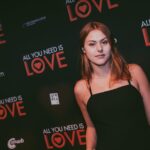 Susan Radder Instagram – All you need is love! Vanaf 6 december in de bioscoop, dus als het een keertje schijt weer is (wat best vaak voor komt in Nederland) wandel dan gewoon lekker een kino in. Popcorn erbij, warme choco en geniet van de Kerst film van 2018💫💫💫 #gezelligheid