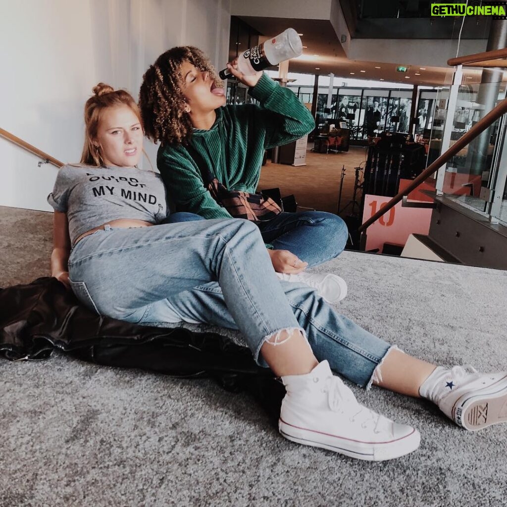 Susan Radder Instagram - Lulu & Naomi klappen batra’s in Stadhuis Alpha a/d rino #secretproject #lovemyjob #soonmore #fakeittillyoumakeit #boardoutofmymind
