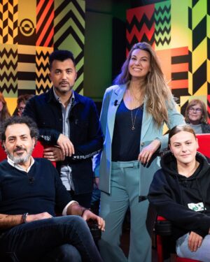 Susan Radder Instagram - Vanavond ben ik te gast bij Eus’ boekenclub. Waarin we het gaan hebben over het mega interessante boek van @susansmitinstagram  Om 19:55 op NPO 2📖