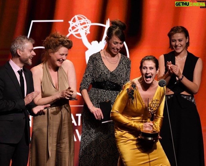 Susan Radder Instagram - An Emmy and a broken shoe, what more do you want!!✨ #iemmys