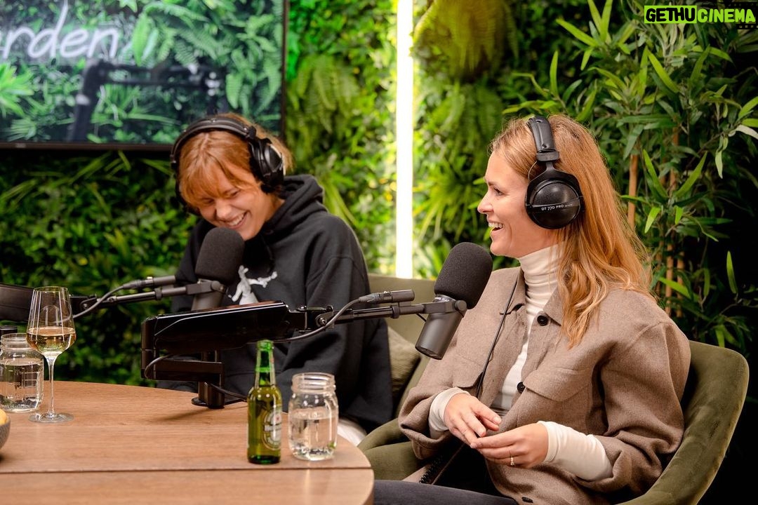 Susan Radder Instagram - De eiland maten zijn weer herenigd hoor!✨ Voor allemaal leuke achter de schermen info ga ff naar rtl.nl en bekijk onze vodcast : expeditie Robinson back to base. Elke week een nieuwe aflevering met de afvaller van die week!