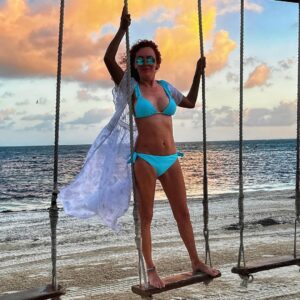 Susana Lozano Instagram - Si me quieres encontrar,  mis reuniones más importantes son junto al mar… y si hay columpio… mejor. 
#girlslikeme 
#girlsjustwannahavefun #girlswithcurves #sunrise #barefeet #bikini #playa #sol #susanalozano #arena #swing #sand #sun #sunlight #cancun #caribe #caribemexicano