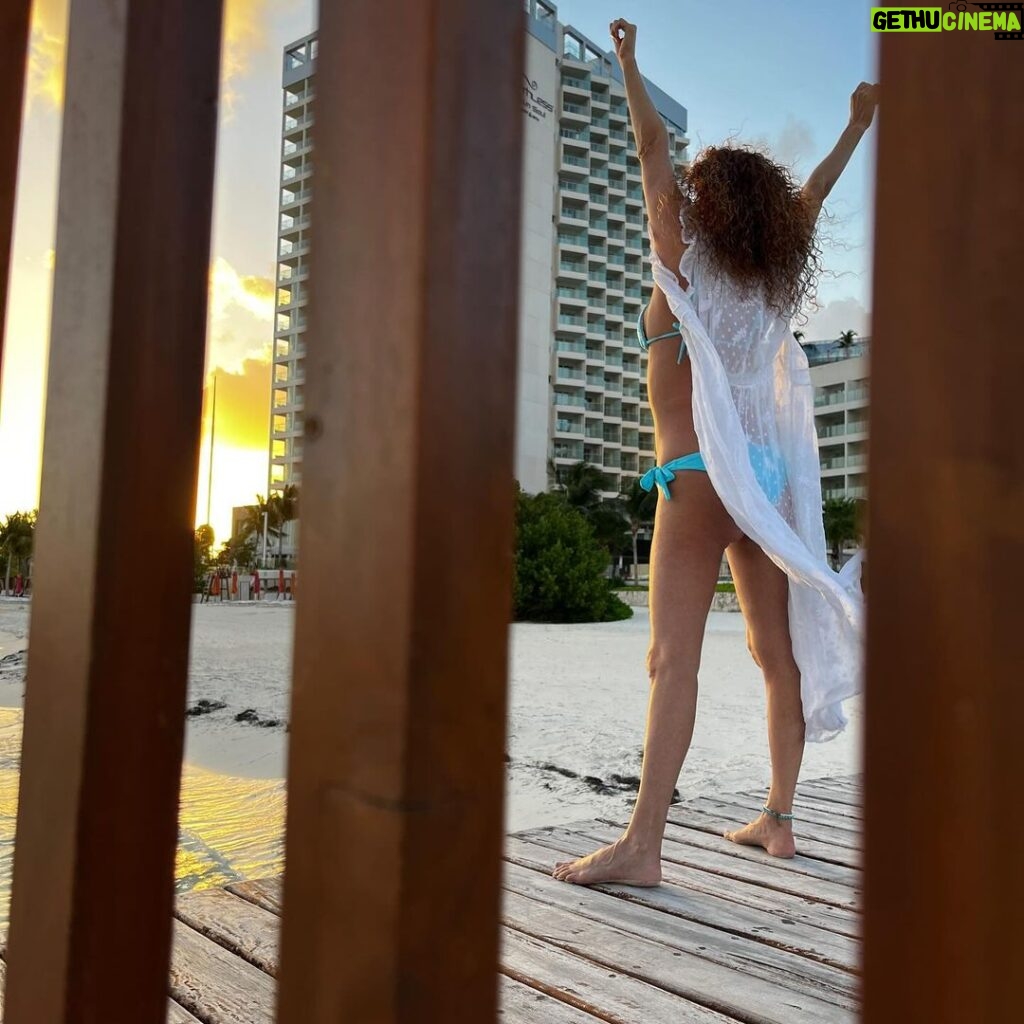 Susana Lozano Instagram - Si me quieres encontrar, mis reuniones más importantes son junto al mar… y si hay columpio… mejor. #girlslikeme #girlsjustwannahavefun #girlswithcurves #sunrise #barefeet #bikini #playa #sol #susanalozano #arena #swing #sand #sun #sunlight #cancun #caribe #caribemexicano Cancún, México