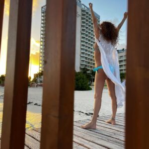 Susana Lozano Instagram - Si me quieres encontrar,  mis reuniones más importantes son junto al mar… y si hay columpio… mejor. 
#girlslikeme 
#girlsjustwannahavefun #girlswithcurves #sunrise #barefeet #bikini #playa #sol #susanalozano #arena #swing #sand #sun #sunlight #cancun #caribe #caribemexicano