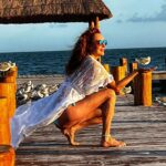Susana Lozano Instagram - 🌥️⛅️🌦️🌤️☀️ . Mis amigas las gaviotas y yo… concentradas viendo…. Pa’llá… pal horizonte… pal sol… Pa’ delante ✨ . #amanecer #sunrise #sunrise_and_sunsets #sunriselover #cancun #caribe #caribemexicano #bikini #sol #mar #arena #amaneceres #susanalozano Cancún, México