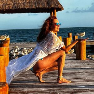 Susana Lozano Instagram - 🌥️⛅️🌦️🌤️☀️
.
Mis amigas las gaviotas y yo… concentradas viendo…. Pa’llá… pal horizonte… pal sol… Pa’ delante ✨
.
#amanecer #sunrise #sunrise_and_sunsets #sunriselover #cancun #caribe #caribemexicano #bikini #sol #mar #arena #amaneceres #susanalozano