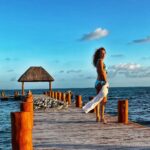 Susana Lozano Instagram - 🌥️⛅️🌦️🌤️☀️ . Mis amigas las gaviotas y yo… concentradas viendo…. Pa’llá… pal horizonte… pal sol… Pa’ delante ✨ . #amanecer #sunrise #sunrise_and_sunsets #sunriselover #cancun #caribe #caribemexicano #bikini #sol #mar #arena #amaneceres #susanalozano Cancún, México