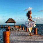 Susana Lozano Instagram - 🌥️⛅️🌦️🌤️☀️ . Mis amigas las gaviotas y yo… concentradas viendo…. Pa’llá… pal horizonte… pal sol… Pa’ delante ✨ . #amanecer #sunrise #sunrise_and_sunsets #sunriselover #cancun #caribe #caribemexicano #bikini #sol #mar #arena #amaneceres #susanalozano Cancún, México