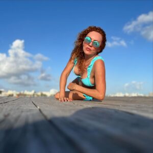 Susana Lozano Instagram - Vive hoy, no mañana…
Bonita la vida es 🎶
.
🌊🌈☀️
.
Momentos. Inolvidables. 
La maravillosa vida. 
#sol #amanecer #nuevodia #lavidabonita #bikini #mar #ocean #sea #sunrise #newday #susanalozano #vive #difruta #sljotime #cancun #caribe #caribemexicano #arena #arenasuave #poesdescalzos #pieslindos