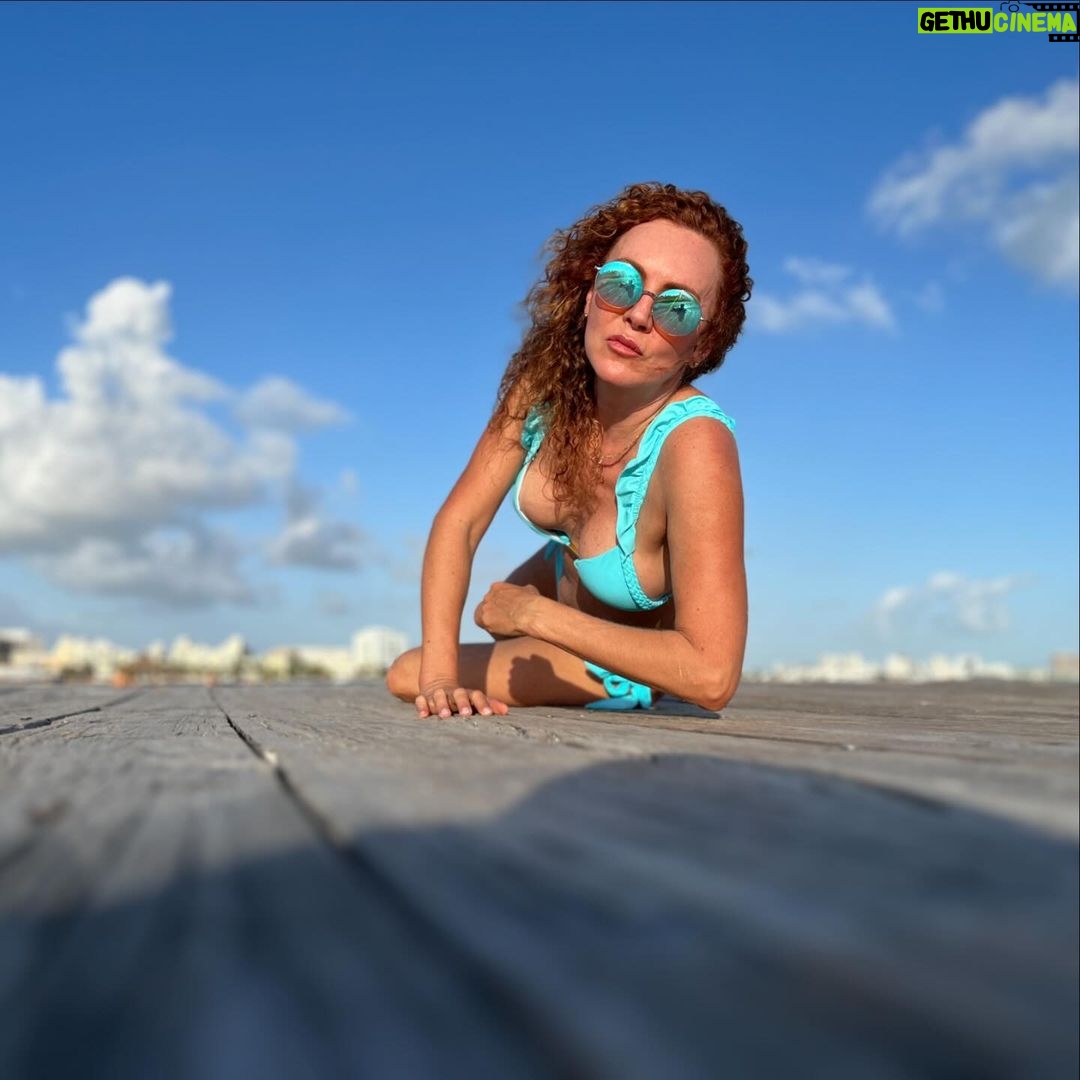 Susana Lozano - 250 Likes - Vive hoy, no mañana…
Bonita la vida es 🎶
.
🌊🌈☀️
.
Momentos. Inolvidables.
La maravillosa vida.
#sol #amanecer #nuevodia #lavidabonita #bikini #mar #ocean #sea #sunrise #newday #susanalozano #vive #difruta #sljotime #cancun #caribe #caribemexicano #arena #arenasuave #poesdescalzos #pieslindos