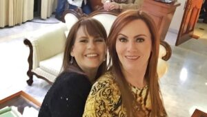 Susana Lozano Instagram - #tbt
Siempre ha sido un honor trabajar en la producción del Sr #MiguelAngelHerros y contar este #juevesdelrecuerdo me divierte mucho, porque tuve el gusto de trabajar con #LetyPerdigon y reventarle un jarrón en la cabeza 😱🤣 (obvio no a ella, sino a la stunt) y mostrarles cosas que pasan en el #set de grabación me encanta!
Vean cómo salió al aire y algunos de nuestros ensayos previos… creo que los van a disfrutar…
#tbackthursday #throwback #retrojueves #larosadeguadalupe  #programasunitarios #series #televisa #univision #television #programas #actriz #actress #actresshot #actresslife #stunt #escenasdeaccion #doble #stuntgirl
