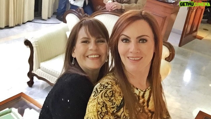 Susana Lozano - 202 Likes - #tbt
Siempre ha sido un honor trabajar en la producción del Sr #MiguelAngelHerros y contar este #juevesdelrecuerdo me divierte mucho, porque tuve el gusto de trabajar con #LetyPerdigon y reventarle un jarrón en la cabeza 😱🤣 (obvio no a ella, sino a la stunt) y mostrarles cosas que pasan en el #set de grabación me encanta!
Vean cómo salió al aire y algunos de nuestros ensayos previos… creo que los van a disfrutar…
#tbackthursday #throwback #retrojueves #larosadeguadalupe #programasunitarios #series #televisa #univision #television #programas #actriz #actress #actresshot #actresslife #stunt #escenasdeaccion #doble #stuntgirl