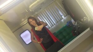 Susana Lozano Instagram - #tbt
Siempre ha sido un honor trabajar en la producción del Sr #MiguelAngelHerros y contar este #juevesdelrecuerdo me divierte mucho, porque tuve el gusto de trabajar con #LetyPerdigon y reventarle un jarrón en la cabeza 😱🤣 (obvio no a ella, sino a la stunt) y mostrarles cosas que pasan en el #set de grabación me encanta!
Vean cómo salió al aire y algunos de nuestros ensayos previos… creo que los van a disfrutar…
#tbackthursday #throwback #retrojueves #larosadeguadalupe  #programasunitarios #series #televisa #univision #television #programas #actriz #actress #actresshot #actresslife #stunt #escenasdeaccion #doble #stuntgirl