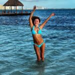 Susana Lozano Instagram - Solo cosas buenas vienen a mi cabeza cuando vuelvo a ver estas fotos… . ☀️🌈💦🫧🌊✨ . #yolo #lifeisgood #sljotime #mar #amanecer #sunrise #caribe #caribemexicano #cancun #gotas #bikini #happy #feliz #arena #marazul #betterwithyou #sea #sun #sand #susanalozano 📸 fotazas @joseph.sixtina 🌟🔥 Cancún, México