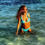 Susana Lozano Instagram - Solo cosas buenas vienen a mi cabeza cuando vuelvo a ver estas fotos… . ☀️🌈💦🫧🌊✨ . #yolo #lifeisgood #sljotime #mar #amanecer #sunrise #caribe #caribemexicano #cancun #gotas #bikini #happy #feliz #arena #marazul #betterwithyou #sea #sun #sand #susanalozano 📸 fotazas @joseph.sixtina 🌟🔥 Cancún, México