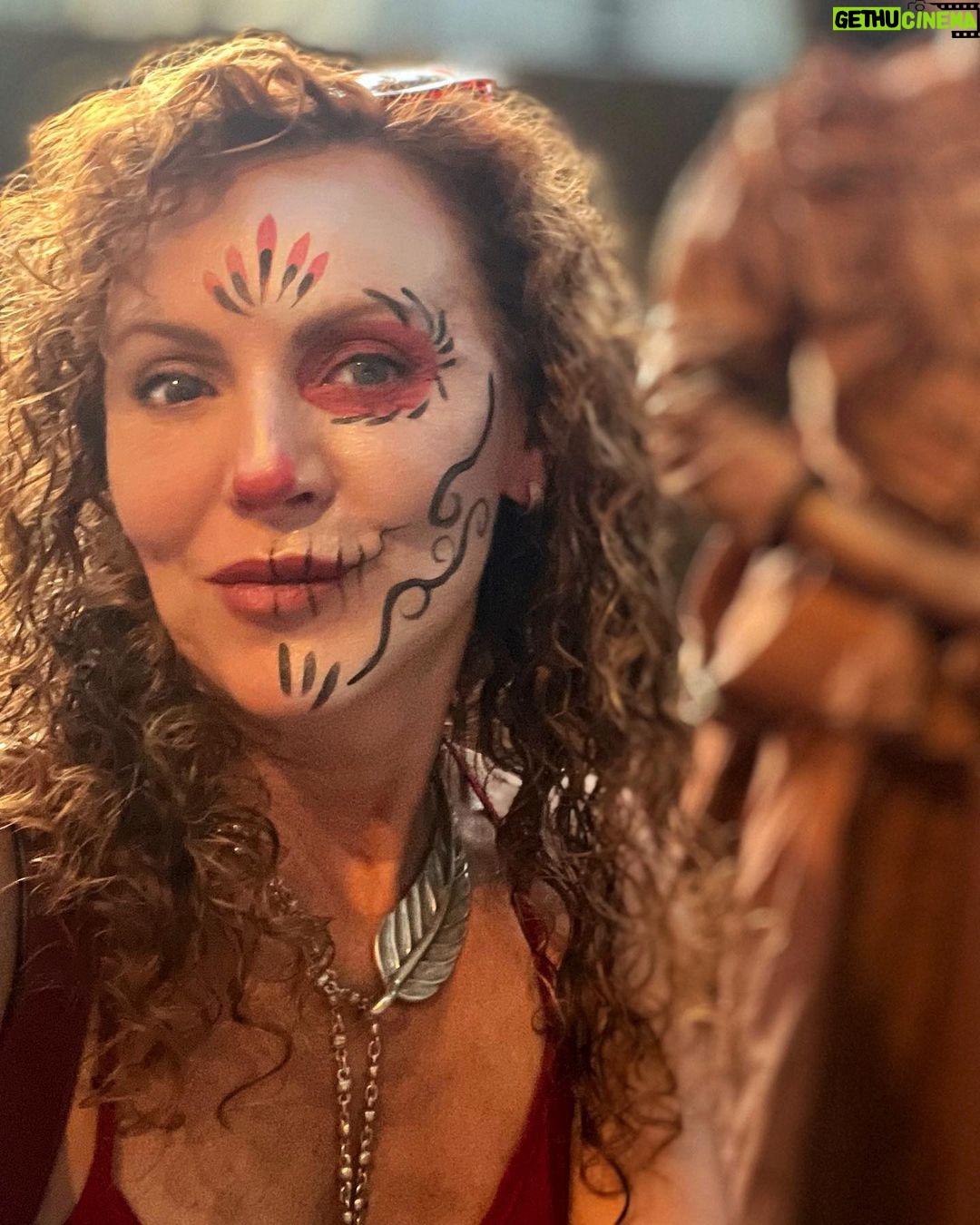 Susana Lozano - 243 Likes - … de algo que leí por ahí…
.
🌸💀🌼
.
En este día de muertos no tengo flores, no prenderé velas, de hecho no tengo muertos en la familia, porque su sangre fluye por mis venas y siguen aquí conmigo, en mis recuerdos.
En este día de muertos no tengo lágrimas, solo agradecimiento por los recuerdos familiares que son evidencia de quienes le dieron vida a mi vida.
Para este día pensaré en la muerte para valorar la vida y mi ofrenda será tratar de ser mejor.
En este día de muertos abrazaré aquellos que tienen muerta la esperanza, que han perdido la paz o se les murió la fe.
.
🌱🪴🌳
.
La vida.
La mágica vida.
.
.
👩🎨: @tashmedina
.
#maquillaje #makeup #diademuertos #2denoviembre #festividadesmexicanas #fiestasmexicanas #mexico #deadmakeup #susanalozano #valquirico #josepholloqui #carolinacapilla #lorenagutierrezphotographer #vacaciones #sljotime #friends #amigos #familia #live #love #life