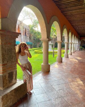 Susana Lozano Instagram - Ever green 💚🍀🌱
.
Cuando puedes ver lo bello que te rodea y detener tu prisa para contemplarlo, cuando eres capaz de disfrutar lo que tienes enfrente de ti, ya ganaste… 
#agradecida #bendecida #aquiyahora #siemprebien #bienydebuenas #susanalozano #viajes #nuevoslugares #goodvibes #peace