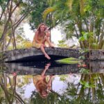 Susana Lozano Instagram - Donde la naturaleza es la reina… y te integras a lo perfecto del lugar… . ☀️🌴🌺🌿🌈 . Me pueden encontrar en donde pueda andar descalza 👣 . #happyplace #lago #puente #soleado #naturaleza #barefeet #piesdescalzos #susanalozano Hacienda Fiesta Americana Xochitepec