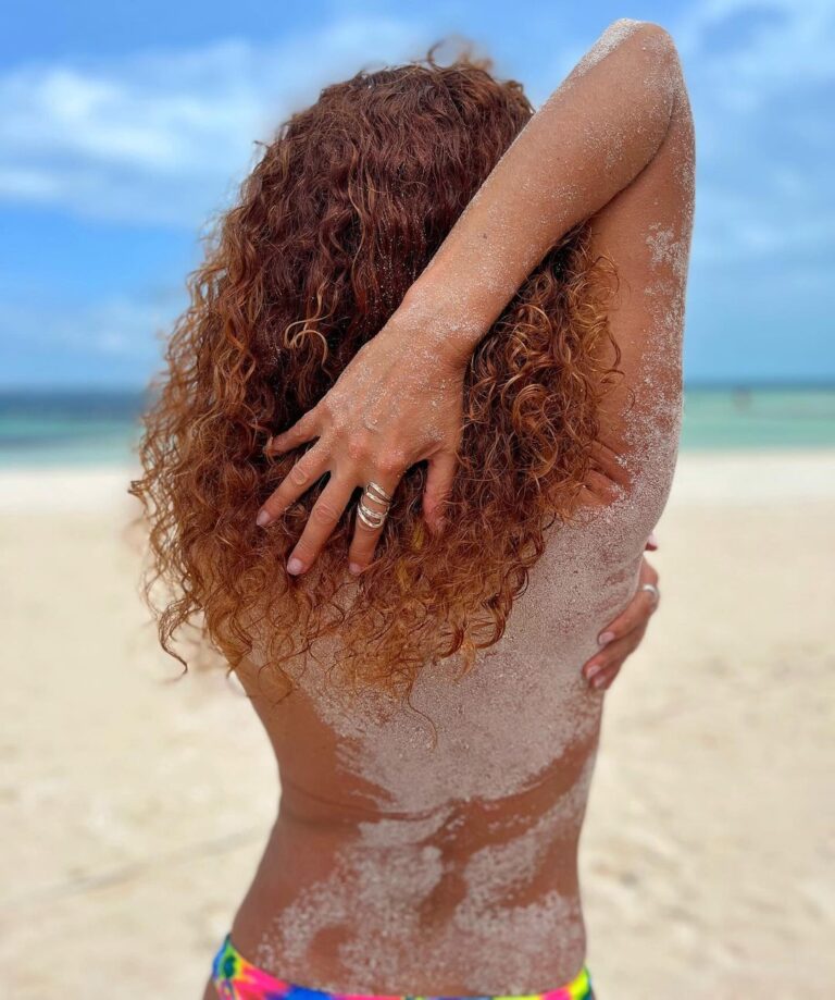 Susana Lozano Instagram - Esta playa corre por mis venas… me recuerda como amar… y redescubrí de qué estoy hecha… . 🌊🏝️🧜🏽‍♀️🫶🏻 . …this place flows right through my blood… and remember me how to love…. . #playa #beach #beachlife #beachvibes #cancun #cancunmexico #cancunlife #cancun2024 #caribe #caribemexicano #bikini #arena #sand #barefeet #piesdescalzos #saltyhair #youandme #susanalozano #sunrise #amanecer #beachday #cancunbeach #freedom Pics by @joseph.olloqui Cancún, México