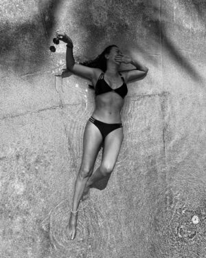 Susana Lozano Instagram - La vida es mejor en bikini
.
Inhala cocktail de camarones…
Exhala negatividad…
.
☀️👙🍹
.
Cuando pienso en esos momentos, es como tener el sol dentro de mi mente, y soy libre como el mar…
.
#bikini #sol #alberca #agua #sunglasses #sun #pool #swimwear #swimming #swimmingpool #saltyair #saltyhair #bronceado #susanalozano #wetsuit #barefeet #sunnydays