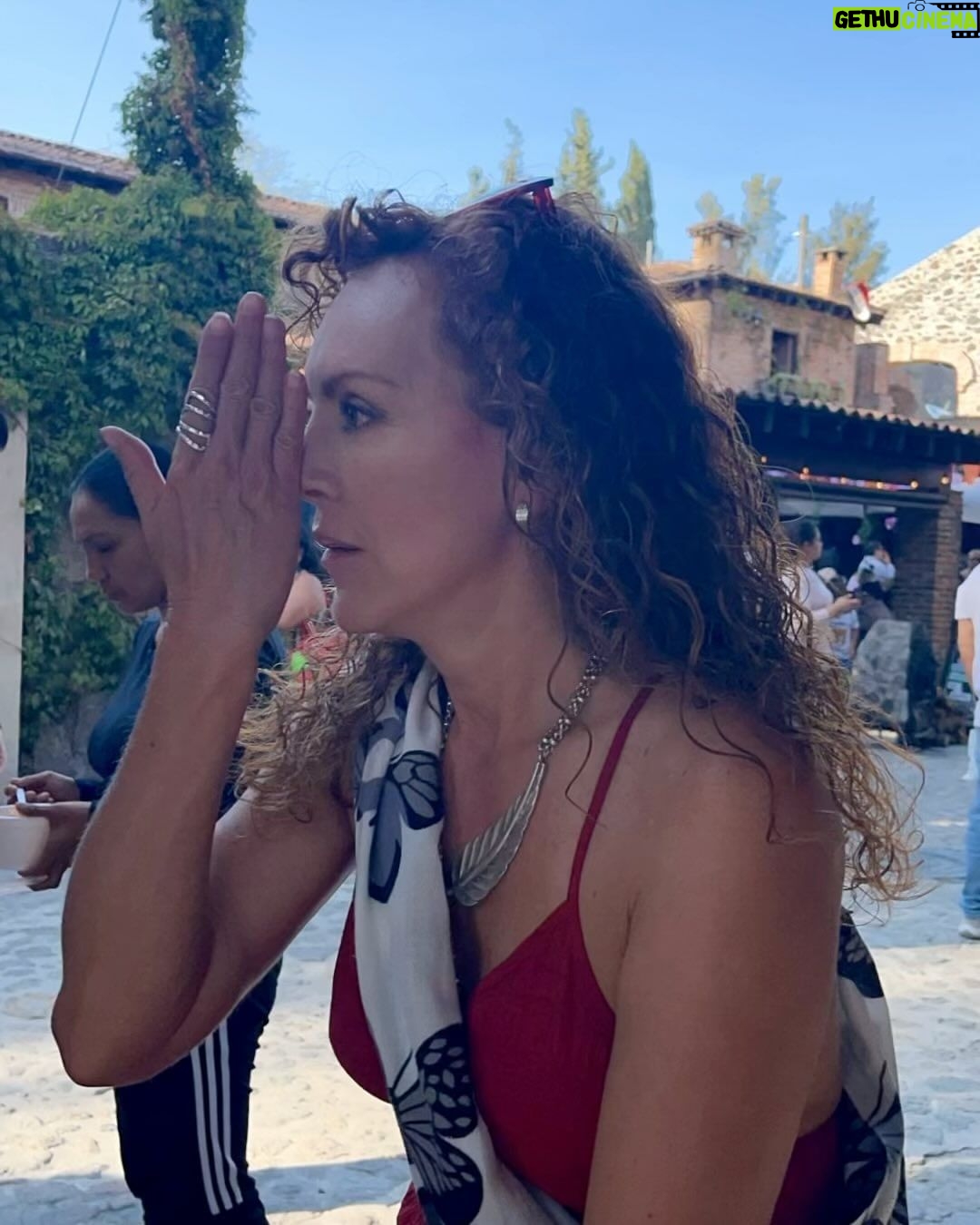 Susana Lozano - 243 Likes - … de algo que leí por ahí…
.
🌸💀🌼
.
En este día de muertos no tengo flores, no prenderé velas, de hecho no tengo muertos en la familia, porque su sangre fluye por mis venas y siguen aquí conmigo, en mis recuerdos.
En este día de muertos no tengo lágrimas, solo agradecimiento por los recuerdos familiares que son evidencia de quienes le dieron vida a mi vida.
Para este día pensaré en la muerte para valorar la vida y mi ofrenda será tratar de ser mejor.
En este día de muertos abrazaré aquellos que tienen muerta la esperanza, que han perdido la paz o se les murió la fe.
.
🌱🪴🌳
.
La vida.
La mágica vida.
.
.
👩🎨: @tashmedina
.
#maquillaje #makeup #diademuertos #2denoviembre #festividadesmexicanas #fiestasmexicanas #mexico #deadmakeup #susanalozano #valquirico #josepholloqui #carolinacapilla #lorenagutierrezphotographer #vacaciones #sljotime #friends #amigos #familia #live #love #life