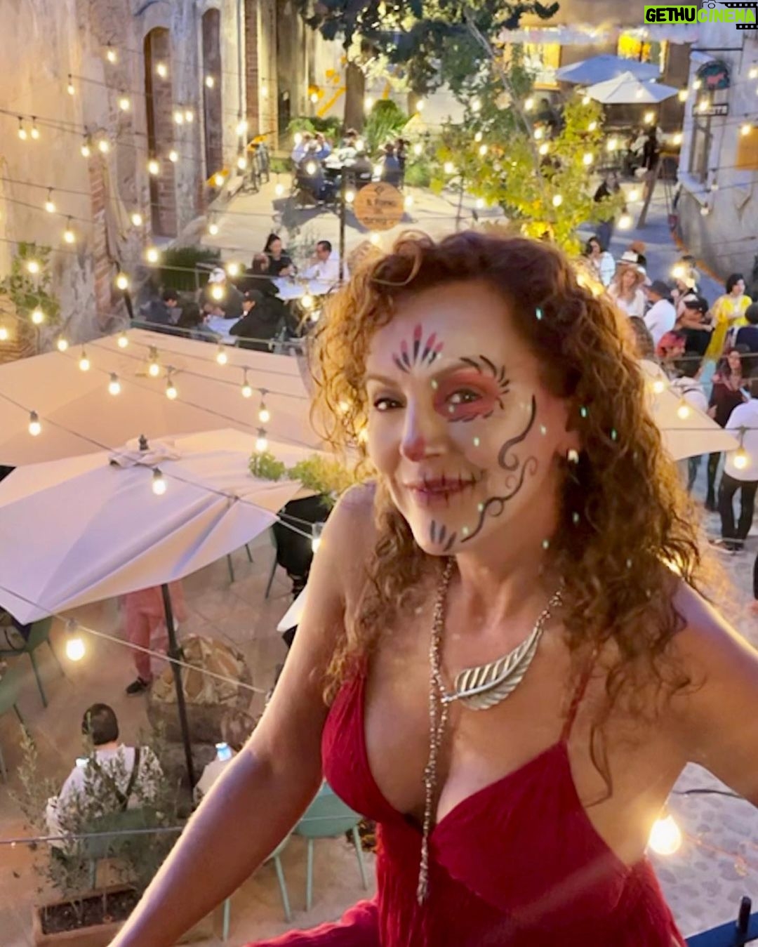 Susana Lozano - 243 Likes - … de algo que leí por ahí…
.
🌸💀🌼
.
En este día de muertos no tengo flores, no prenderé velas, de hecho no tengo muertos en la familia, porque su sangre fluye por mis venas y siguen aquí conmigo, en mis recuerdos.
En este día de muertos no tengo lágrimas, solo agradecimiento por los recuerdos familiares que son evidencia de quienes le dieron vida a mi vida.
Para este día pensaré en la muerte para valorar la vida y mi ofrenda será tratar de ser mejor.
En este día de muertos abrazaré aquellos que tienen muerta la esperanza, que han perdido la paz o se les murió la fe.
.
🌱🪴🌳
.
La vida.
La mágica vida.
.
.
👩🎨: @tashmedina
.
#maquillaje #makeup #diademuertos #2denoviembre #festividadesmexicanas #fiestasmexicanas #mexico #deadmakeup #susanalozano #valquirico #josepholloqui #carolinacapilla #lorenagutierrezphotographer #vacaciones #sljotime #friends #amigos #familia #live #love #life