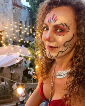 Susana Lozano Instagram - … de algo que leí por ahí…
.
🌸💀🌼
.
En este día de muertos no tengo flores, no prenderé velas, de hecho no tengo muertos en la familia, porque su sangre fluye por mis venas y siguen aquí conmigo, en mis recuerdos. 
En este día de muertos no tengo lágrimas, solo agradecimiento por los recuerdos familiares que son evidencia de quienes le dieron vida a mi vida. 
Para este día pensaré en la muerte para valorar la vida y mi ofrenda será tratar de ser mejor. 
En este día de muertos abrazaré aquellos que tienen muerta la esperanza, que han perdido la paz o se les murió la fe. 
.
🌱🪴🌳
.
La vida. 
La mágica vida. 
.
.
👩‍🎨: @tashmedina 
.
#maquillaje #makeup #diademuertos #2denoviembre #festividadesmexicanas #fiestasmexicanas #mexico #deadmakeup #susanalozano #valquirico #josepholloqui #carolinacapilla #lorenagutierrezphotographer #vacaciones #sljotime  #friends #amigos #familia #live #love #life
