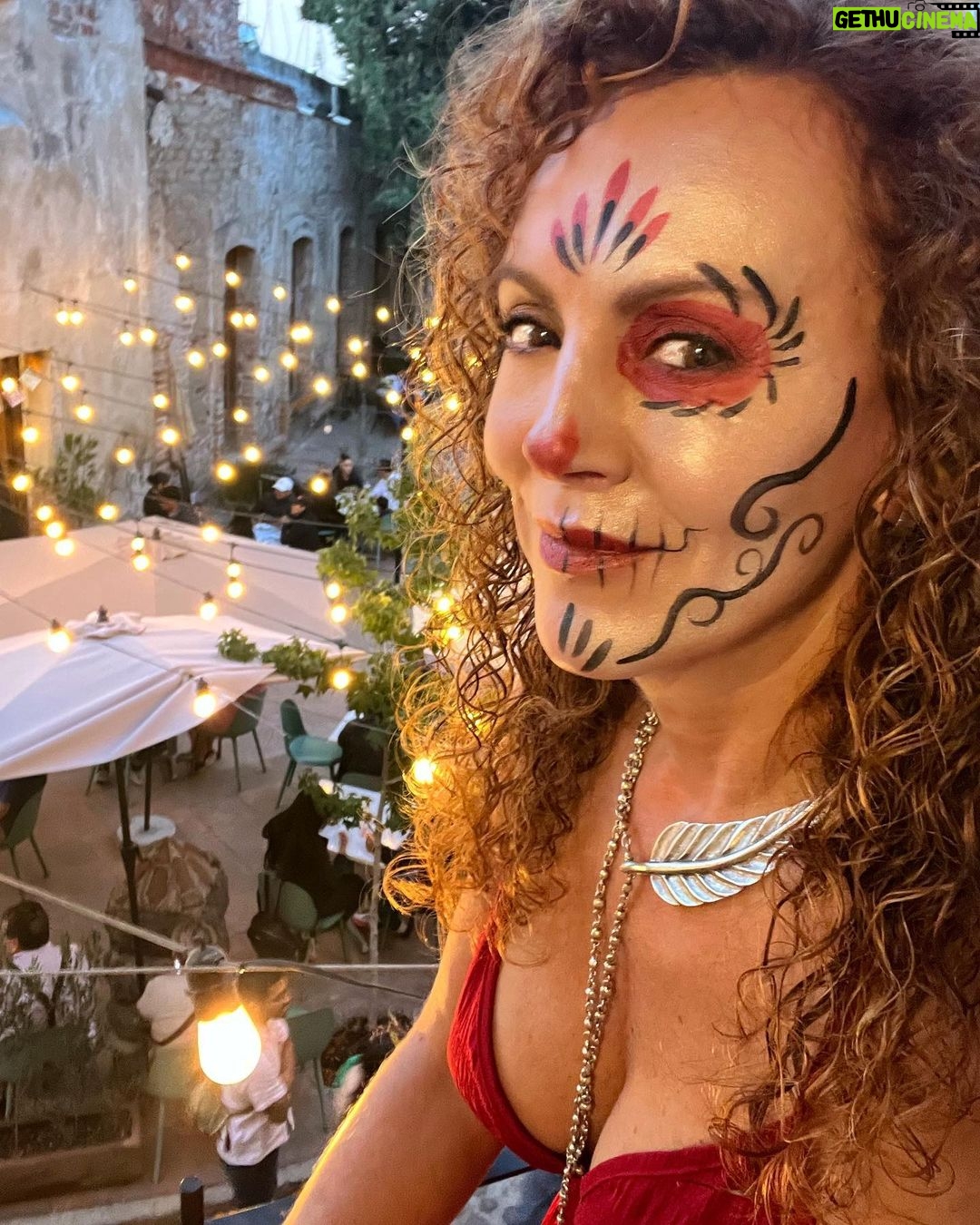 Susana Lozano - 243 Likes - … de algo que leí por ahí…
.
🌸💀🌼
.
En este día de muertos no tengo flores, no prenderé velas, de hecho no tengo muertos en la familia, porque su sangre fluye por mis venas y siguen aquí conmigo, en mis recuerdos.
En este día de muertos no tengo lágrimas, solo agradecimiento por los recuerdos familiares que son evidencia de quienes le dieron vida a mi vida.
Para este día pensaré en la muerte para valorar la vida y mi ofrenda será tratar de ser mejor.
En este día de muertos abrazaré aquellos que tienen muerta la esperanza, que han perdido la paz o se les murió la fe.
.
🌱🪴🌳
.
La vida.
La mágica vida.
.
.
👩🎨: @tashmedina
.
#maquillaje #makeup #diademuertos #2denoviembre #festividadesmexicanas #fiestasmexicanas #mexico #deadmakeup #susanalozano #valquirico #josepholloqui #carolinacapilla #lorenagutierrezphotographer #vacaciones #sljotime #friends #amigos #familia #live #love #life